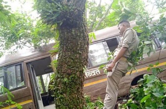 आईटीबीपी की बस हुई हादसे का शिकार, बाल-बाल बची जवानों की जान