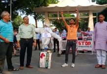 आईआईटी रूड़की में जबरन नॉनवेज परोसने पर छिड़ा विवाद, संस्थान के गेट पर किया धरना प्रदर्शन