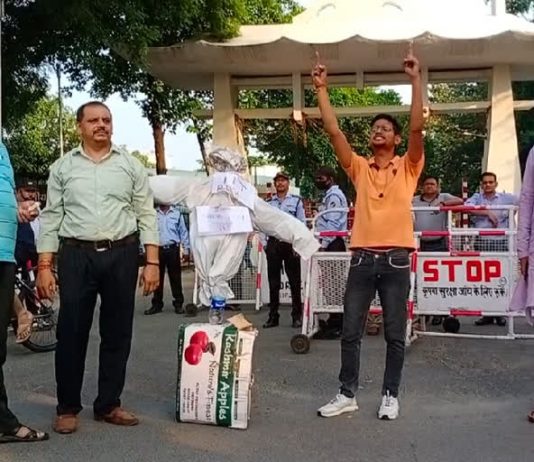 आईआईटी रूड़की में जबरन नॉनवेज परोसने पर छिड़ा विवाद, संस्थान के गेट पर किया धरना प्रदर्शन