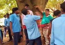 एग्जाम में कम मार्क्स मिलने पर गुस्साए छात्रों ने टीचर को पेड़ से बांध कर पिटा