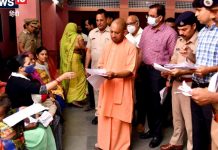 योगी आदित्यनाथ ने जनता दरबार में सुनी लोगो की समस्याएं, उचित कार्रवाई का दिया आश्वासन