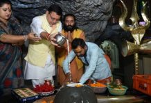 जन्मदिन पर परिवार समेत टपकेश्वर पहुंचे सीएम धामी, पीएम मोदी और योगी आदित्यनाथ ने ट्वीट कर दी बधाई