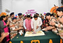 सीएम धामी ने आई.टी.बी.पी द्वारा आयोजित कार्यक्रम में केक काटकर बच्चो और जवानों के बीच मनाया जन्मदिन