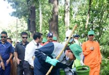 सीएम धामी ने सड़क पर झाड़ू लगाकर दिया स्वच्छता का संदेश