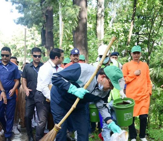 सीएम धामी ने सड़क पर झाड़ू लगाकर दिया स्वच्छता का संदेश