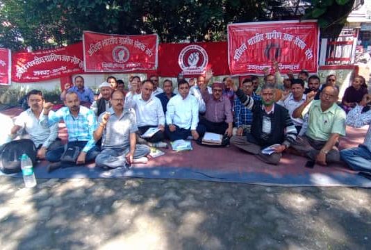 ग्रामीण डाक सेवकों ने विभिन्न मांगों को लेकर जीपीओ में किया धरना प्रदर्शन