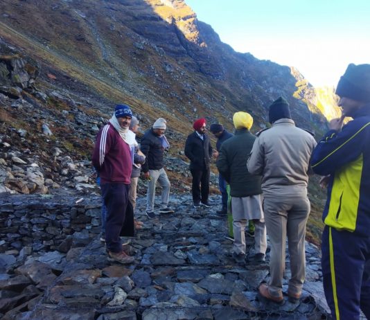 मुख्य सचिव ने हेमकुंड साहिब पहुंचकर किया निरीक्षण दौरा