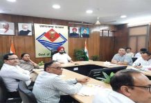 मुख्य सचिव ने सीएम हेल्पलाइन के अंतर्गत शिकायतों के निस्तारण के सम्बन्ध में अधिकारियों के साथ की बैठक