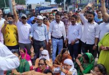 आरएसएस नेता ने की अंकिता के माता-पिता पर अमर्यादित टिपण्णी, घुस्साए लोगों ने किया जमकर विरोध