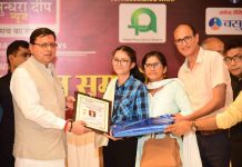 सीएम धामी ने मेधावी विद्यार्थियों को स्मृति चिन्ह एवं पुरस्कार देकर किया सम्मानित