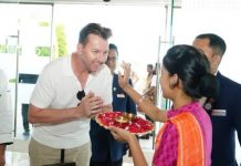 दून पहुंचे अंतरराष्ट्रीय क्रिकेट के सितारे, सेल्फी लेने को उमड़ी भीड़