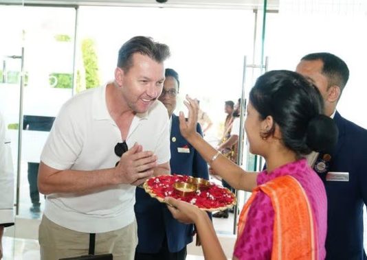दून पहुंचे अंतरराष्ट्रीय क्रिकेट के सितारे, सेल्फी लेने को उमड़ी भीड़