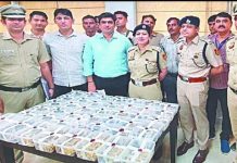 पुलिस की वर्दी पहनकर की करोड़ों के गहने की लूट, हुए गिरफ्तार