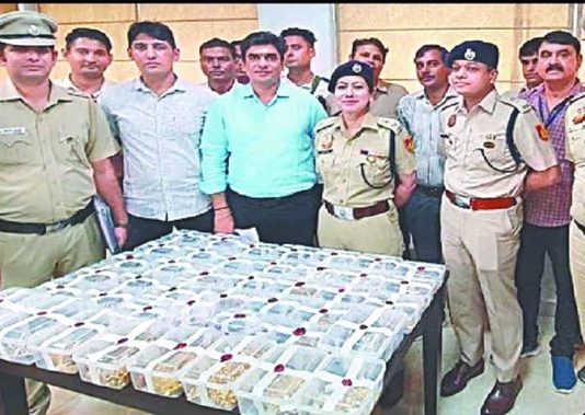 पुलिस की वर्दी पहनकर की करोड़ों के गहने की लूट, हुए गिरफ्तार