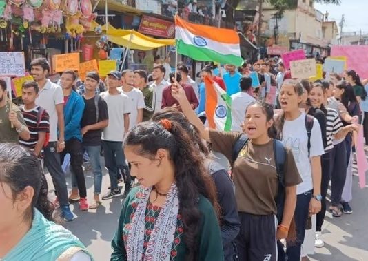 उत्तराखंड में युवाओं का आक्रोश, विधानसभा में हुई नियुक्तियों सहित पेपर लीक मामले में की सीबीआई जांच की मांग