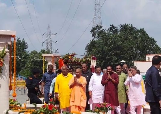 योगी आदित्यनाथ ने लता मंगेशकर चौक का किया लोकार्पण