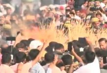 मुलायम सिंह यादव के अंतिम दर्शन को उमड़ा जन सैलाब, बेटे अखिलेश ने दी मुखाग्नि