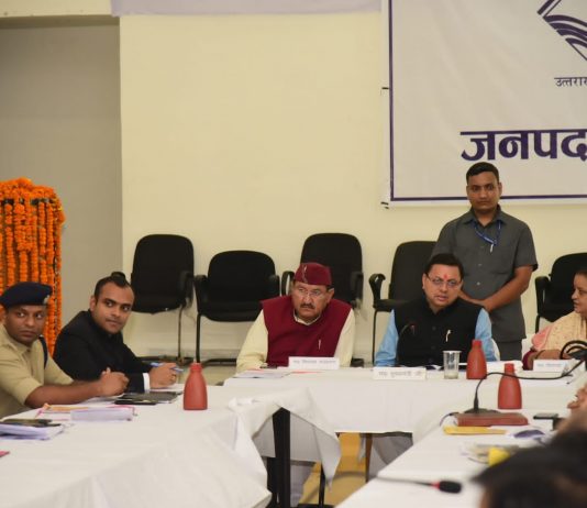 मुख्यमंत्री ने देर रात तक ली ज़िला स्तरीय समीक्षा बैठक