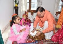 मुख्यमंत्री धामी ने नवमी के पावन अवसर पर विधि विधान के साथ की कन्या पूजन