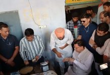 सीएम धामी ने किया एसएमआई के धान क्रय केन्द्र का औचक निरीक्षण, धान की नमी का भी किया माप