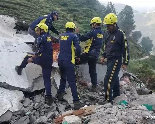 आवासीय छेत्र पर गिरा बोल्डर, परिवार के चार लोगों की मौके पर मौत, दो घायल