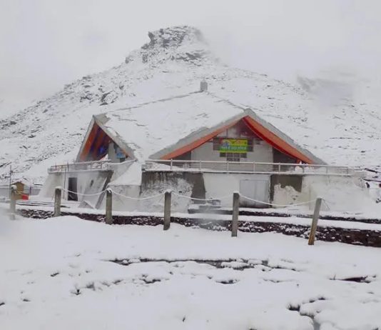भारी बर्फबारी के चलते हेमकुंड साहिब यात्रा पर लगी रोक, मौसम खुलने का करना होगा इंतज़ार