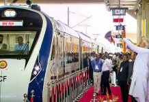 प्रधानमंत्री नरेन्द्र मोदी ने वंदे भारत एक्सप्रेस को दिखाई हरी झंडी