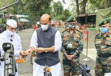 केंद्रीय रक्षामंत्री ने दशहरे के मौके पर औली पहुंचकर की विशेष शस्त्र पुजा, दुश्मनों को दी चेतावनी