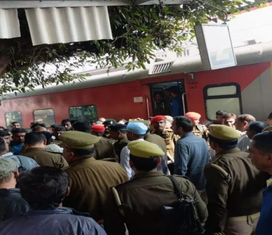 राजधानी एक्सप्रेस ट्रेन से टीटी ने दिया फौजी को धक्का