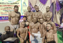 मिट्टी में लिपटे सीएम धामी, बचपन की यादें की ताजा