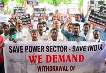 निजीकरण के विरोध में दिल्ली में प्रदर्शन पर उतरे देशभर के बिजली कर्मचारी