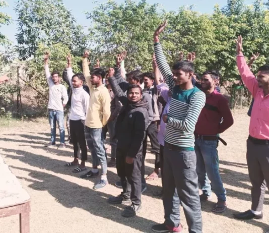 पुलिस ने कराई नशेड़ियों की परेड, नशे पर काबू पाने का निकाला नया तरीका