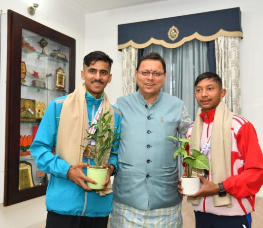 नेशनल जूनियर एथलेटिक्स चैंपियनशिप में वाक रेस विजेताओं ने सीएम धामी से की भेंट