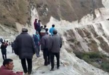 मैक्स के गहरी खाई में गिरने से 12 की मौत व अन्य घायल