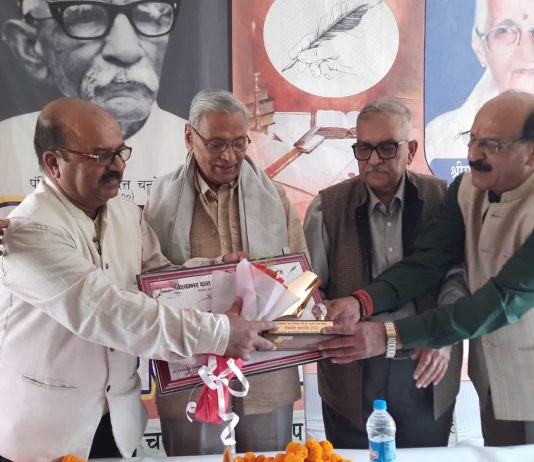 विश्वम्भर दत्त चन्दोला अध्ययन एवंम शोध संस्थान ने किया पत्रकारों को सम्मानित
