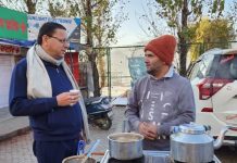 बिना क़ाफ़िले के सीएम धामी पहुंचे स्थानीय लोगों के बीच