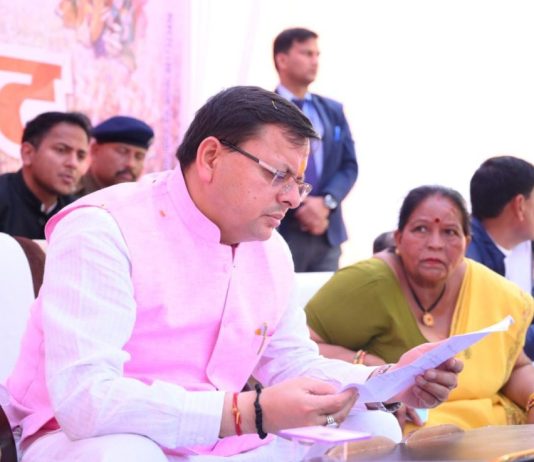 जिला स्तर पर हल होने वाली समस्याओं को शासन तक न भेजें अधिकारी: सीएम धामी