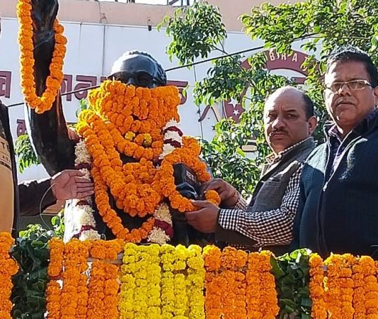 उक्रांद ने सविंधान दिवस पर डॉ.भीमराव अंबेडकर को मालाल्यार्पण कर किया याद