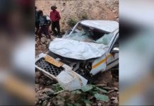 झूलाघाट मार्ग पर खाई में गिरी कार, दो लोगो की मौत