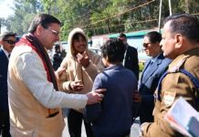 घायल बच्चों को देख सीएम धामी ने रुकवाई अपनी कार, हालचाल जान पायलट कार से भेजा अस्पताल