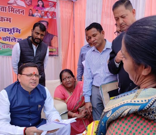 सीएम धामी ने की जनता से वन टू वन बातचीत, निस्तारण के लिए अधिकारियों को दिए जरूरी निर्देश