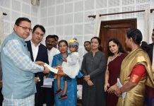 सीएम धामी ने स्वर्गीय कांस्टेबल की पत्नी को सौंपा 50 लाख रूपए का चेक