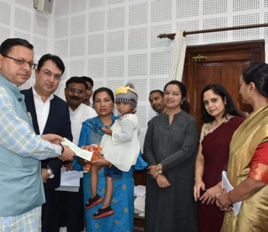 सीएम धामी ने स्वर्गीय कांस्टेबल की पत्नी को सौंपा 50 लाख रूपए का चेक