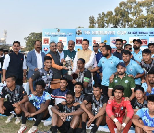 ‘दि हिमालयन कप ऑल इण्डिया फुटबॉल टूर्नामेंट’ की विजेता टीम को सीएम धामी ने दी ट्रोफी