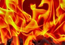 लकड़ी के मकान पर अचानक लगी आग, बुजुर्ग दंपती की मौत