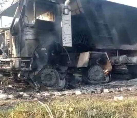 हाईटेंशन लाइन की चपेट में आया डंपर, चालक की मौके पर मौत, परिचालक घायल