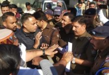 प्रेमचंद अग्रवाल के जन सुनवाई कार्यक्रम में काले झंडे लेकर प्रदर्शन करने उतरे कांग्रेस कार्यकर्ता, इस्तीफे की मांग पर अड़े