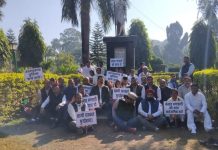 पुलिस ने की धरने पर बैठे माँ-बाप को जबरन उठाने की कोशिश