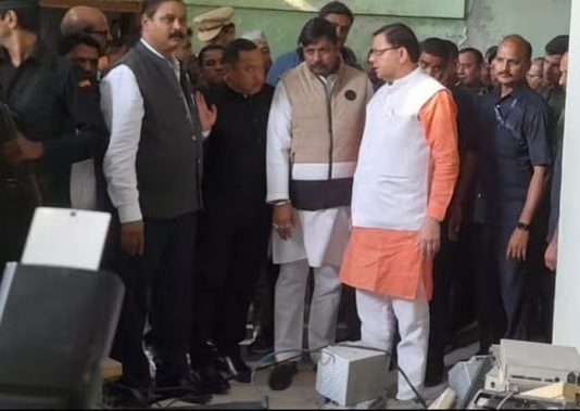 सीएम धामी ने एचएमटी फैक्ट्री का किया निरीक्षण