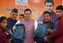 सीएम धामी ने भारत दर्शन पर जा रहे मेधावी छात्रों से की मुलाकात